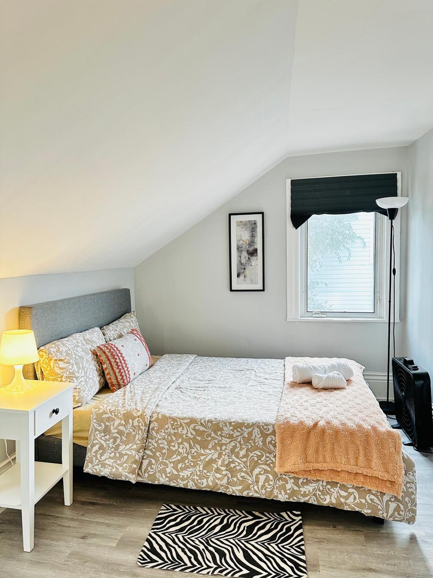 Cozy 2Br House Near Centre With Patio, Bbq, Backyard, And Netflix Διαμέρισμα Peterborough Εξωτερικό φωτογραφία