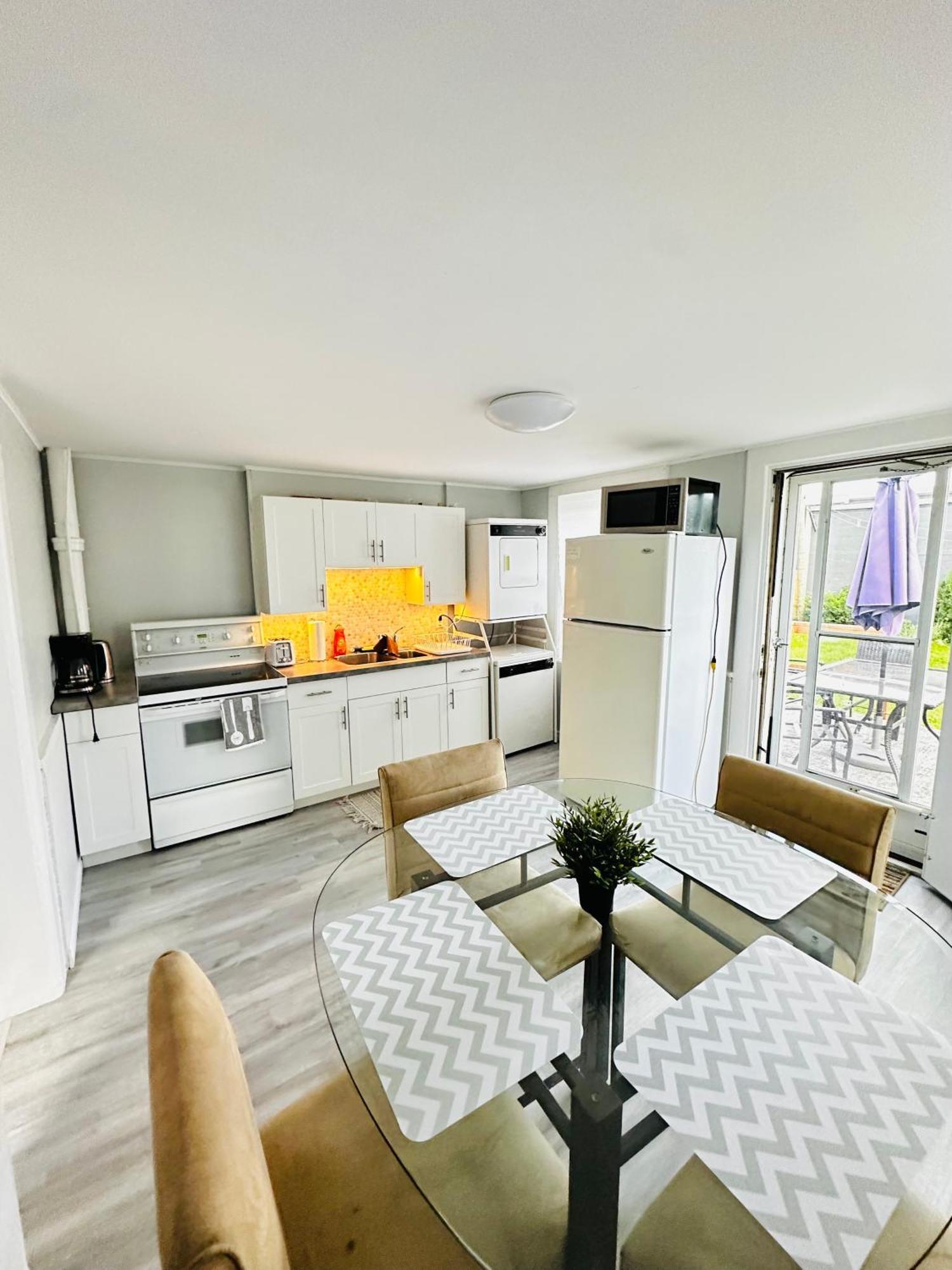 Cozy 2Br House Near Centre With Patio, Bbq, Backyard, And Netflix Διαμέρισμα Peterborough Εξωτερικό φωτογραφία