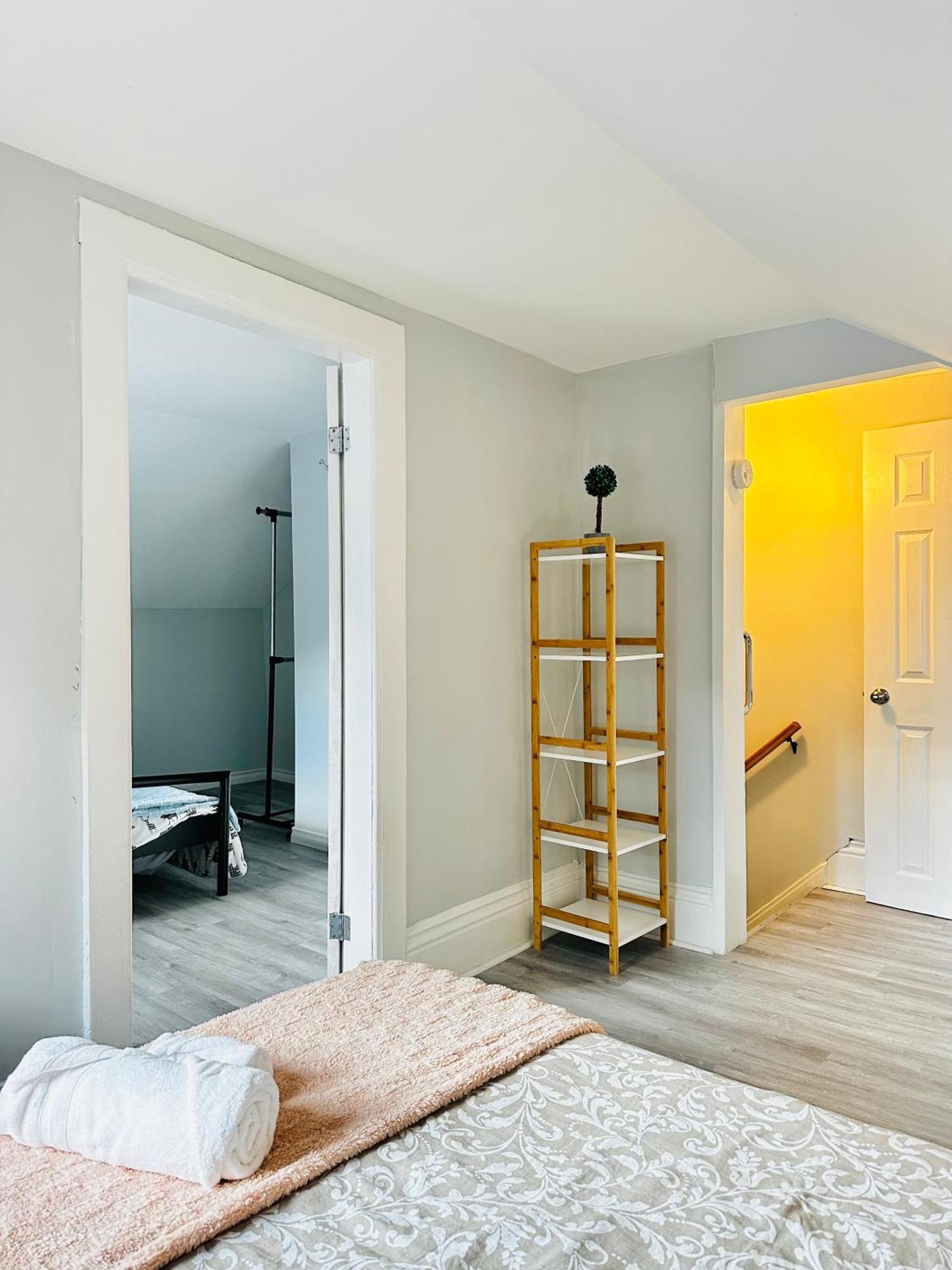 Cozy 2Br House Near Centre With Patio, Bbq, Backyard, And Netflix Διαμέρισμα Peterborough Εξωτερικό φωτογραφία