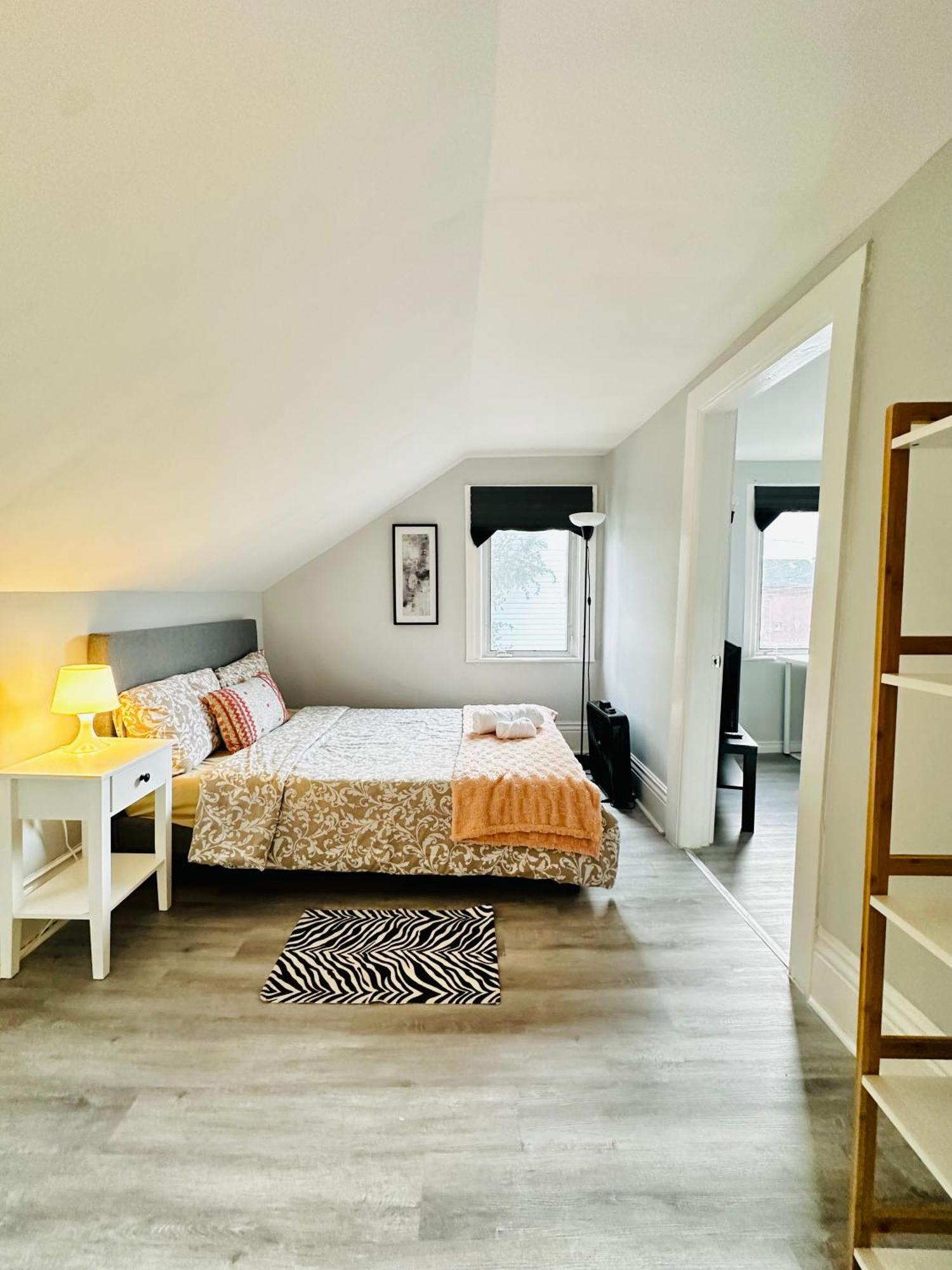 Cozy 2Br House Near Centre With Patio, Bbq, Backyard, And Netflix Διαμέρισμα Peterborough Εξωτερικό φωτογραφία