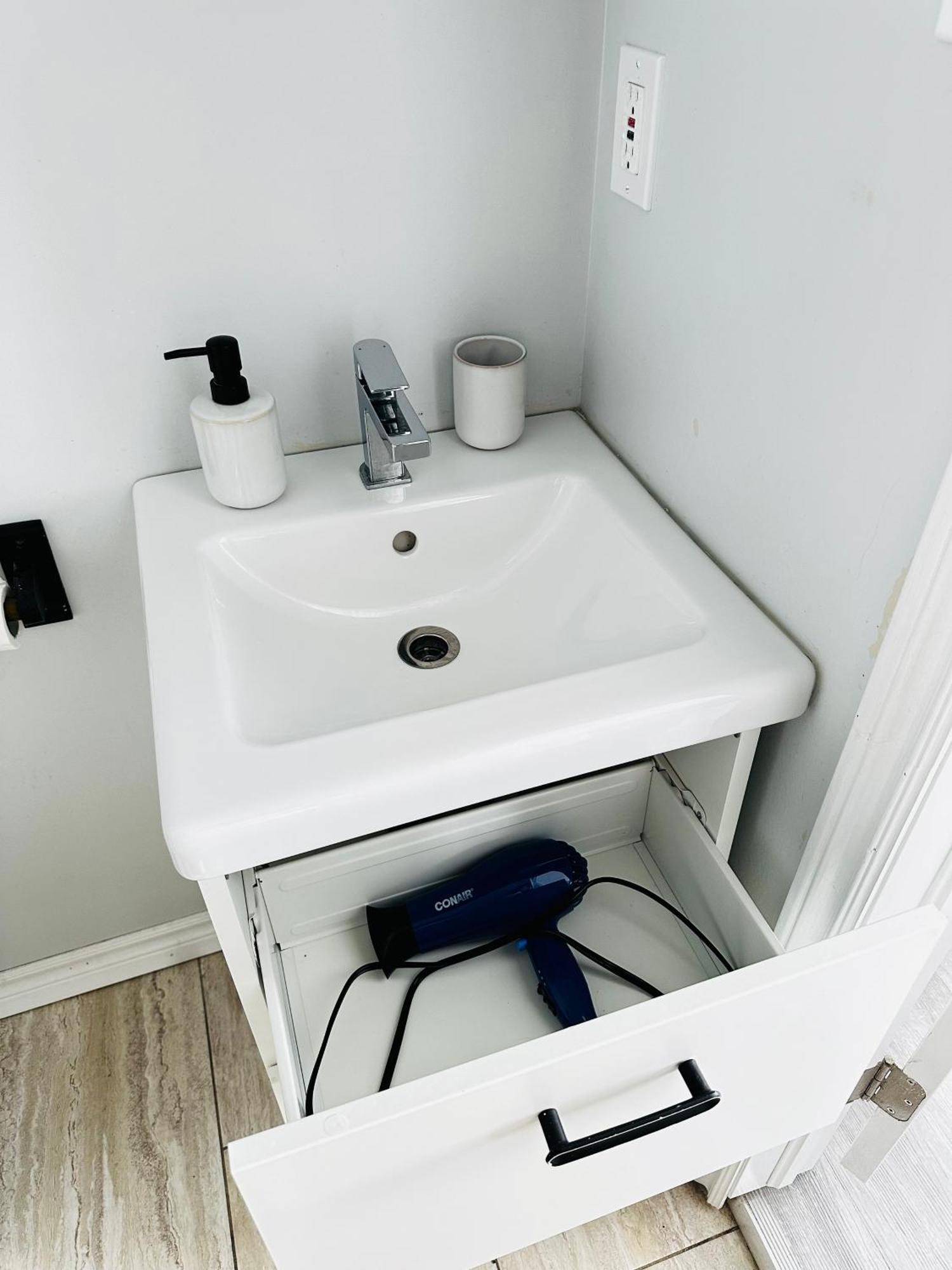 Cozy 2Br House Near Centre With Patio, Bbq, Backyard, And Netflix Διαμέρισμα Peterborough Εξωτερικό φωτογραφία